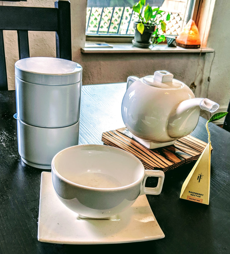 White Porcelin Teapot & Cup Set